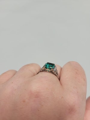 Lot 163 - AN EMERALD AND DIAMOND ART DECO STYLE CLUSTER...