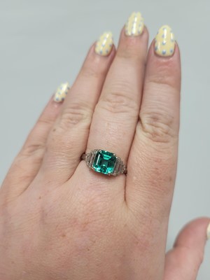 Lot 163 - AN EMERALD AND DIAMOND ART DECO STYLE CLUSTER...