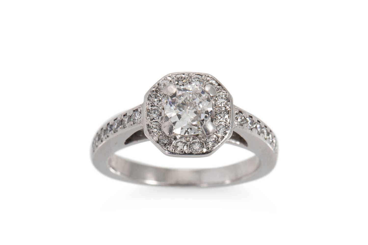 Lot 164 - A DIAMOND CLUSTER RING, the centre cushion cut...