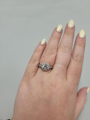 Lot 164 - A DIAMOND CLUSTER RING, the centre cushion cut...