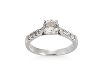 Lot 239 - A DIAMOND SOLITAIRE RING, the round brilliant...