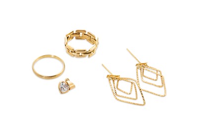 Lot 5 - A PAIR OF 18CT YELLOW GOLD DROP EARRINGS,...