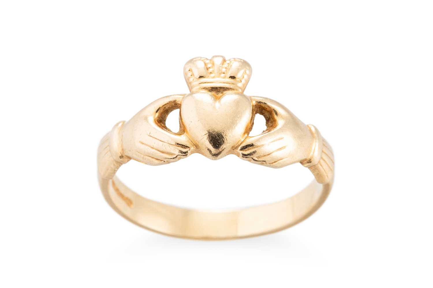 Lot 9 - A 14CT YELLOW GOLD CLADAGH RING, Irish...