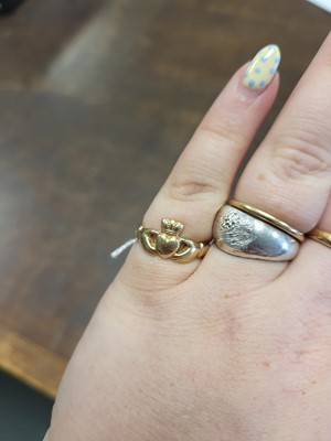 Lot 9 - A 14CT YELLOW GOLD CLADAGH RING, Irish...