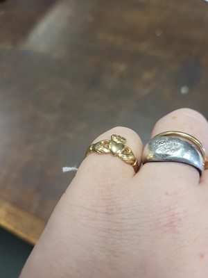 Lot 9 - A 14CT YELLOW GOLD CLADAGH RING, Irish...