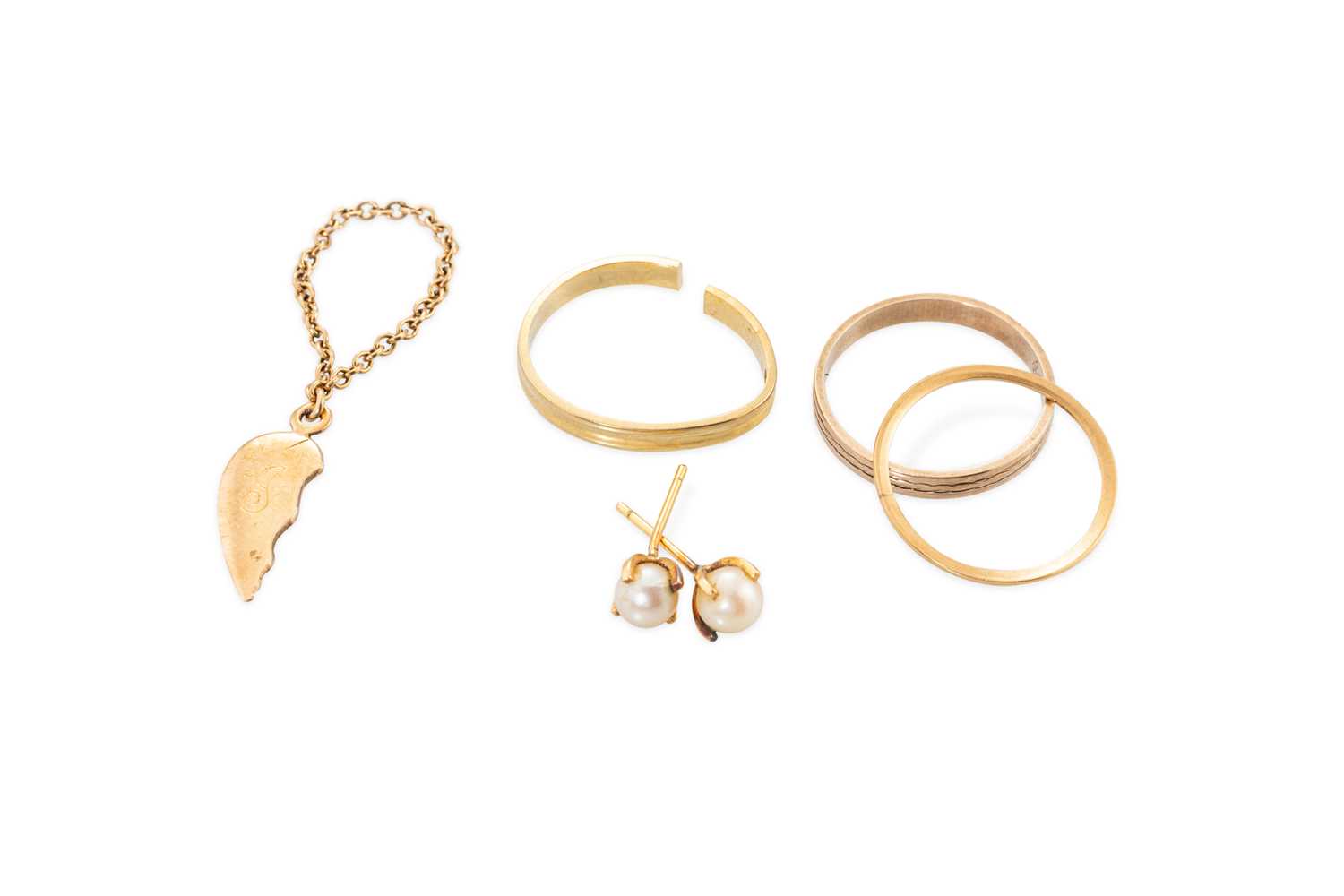 Lot 10 - A COLLECTION OF 9CT GOLD ITEMS, rings,...