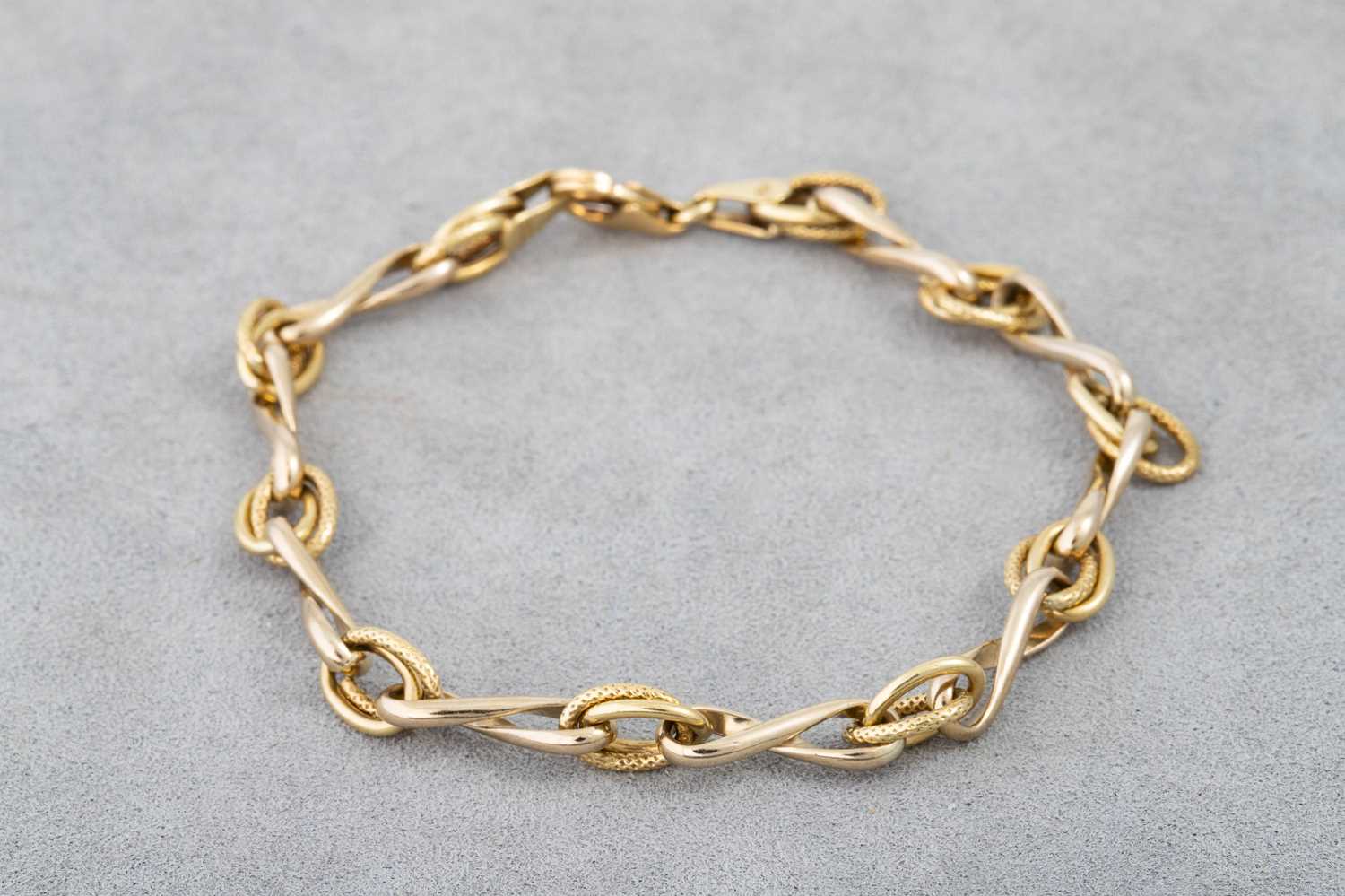 Lot 36 - A 9CT GOLD TWIST LINK BRACELET, 11.3 g.