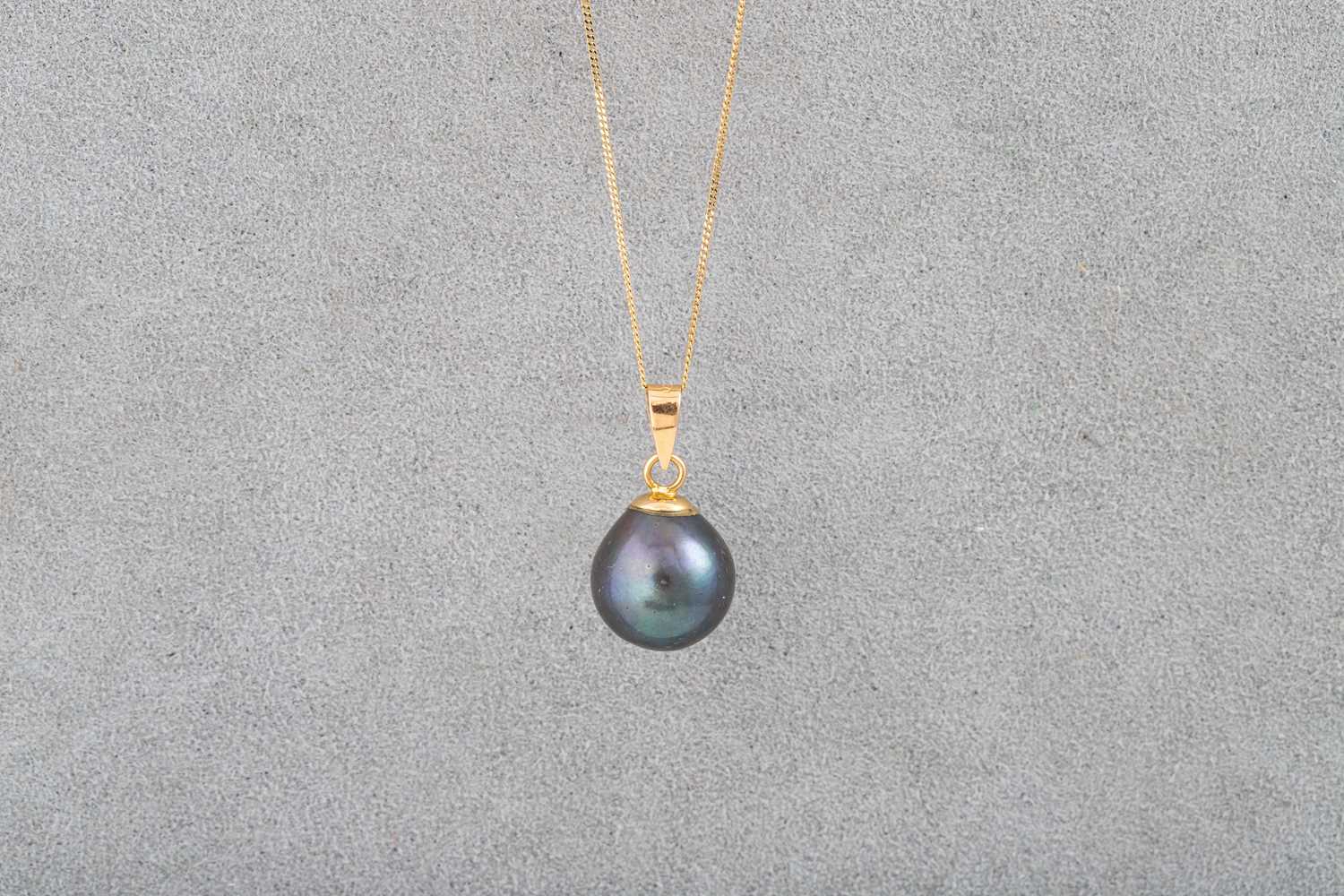 Lot 39 - A COLLECTION OF JEWELLERY TO INCLUDE: a black...