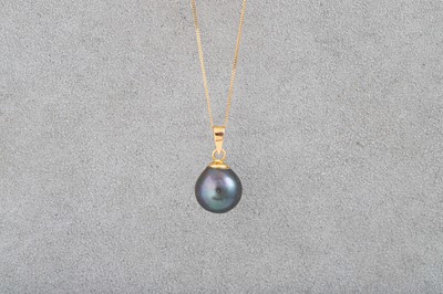 Lot 39 - A COLLECTION OF JEWELLERY TO INCLUDE: a black...