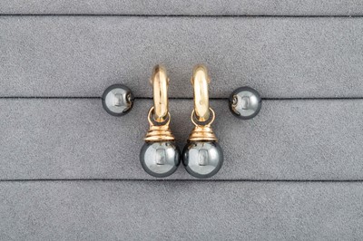 Lot 39 - A COLLECTION OF JEWELLERY TO INCLUDE: a black...