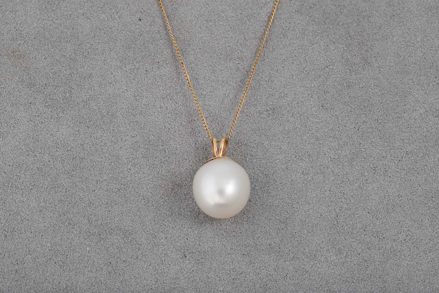 Lot 40 - A PEARL SET PENDANT, mounted in gold, together...