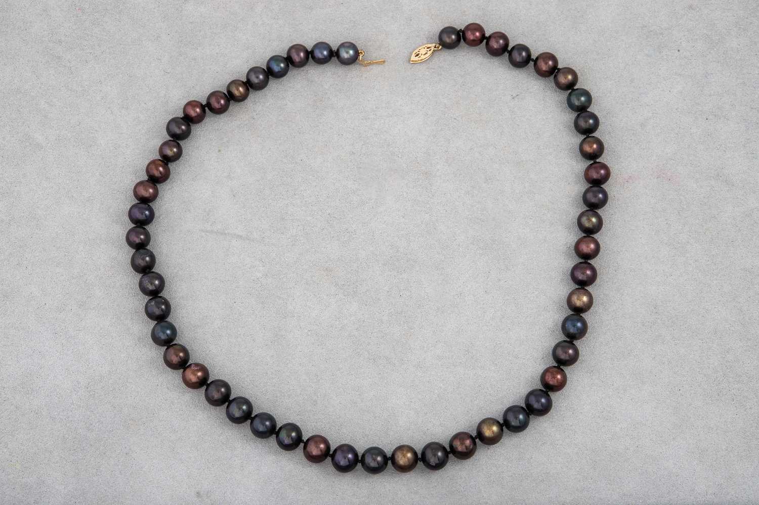 Lot 41 - A SET OF CULTURED PEARLS, to a gold clasp