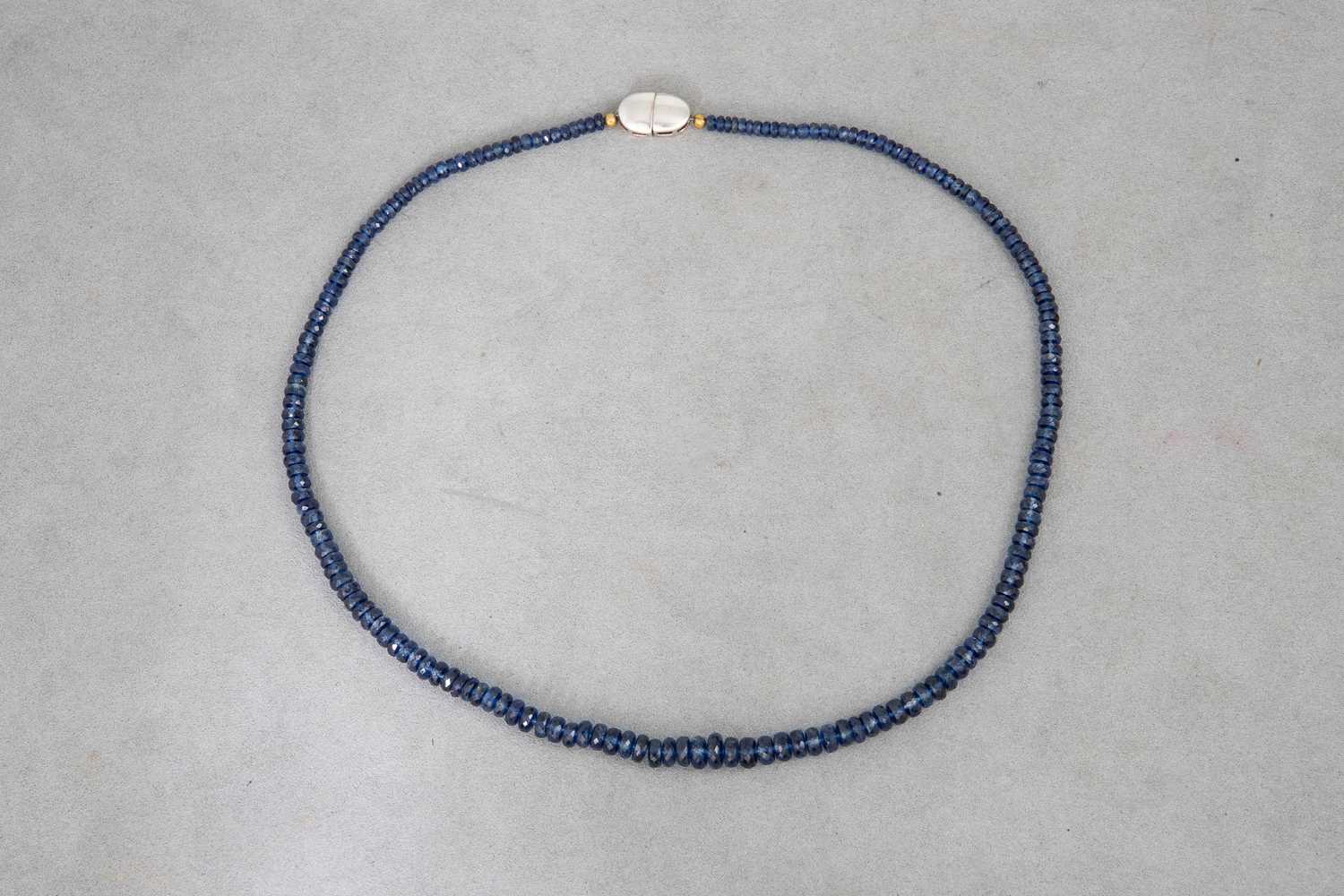 Lot 31 - A FACETED BEADED SAPPHIRE NECKLACE, graduated,...