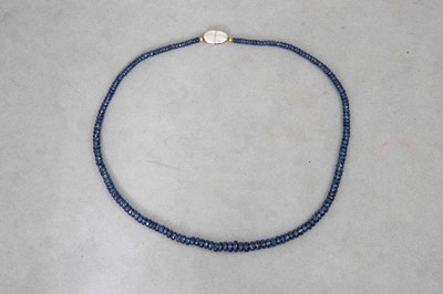 Lot 31 - A FACETED BEADED SAPPHIRE NECKLACE, graduated,...