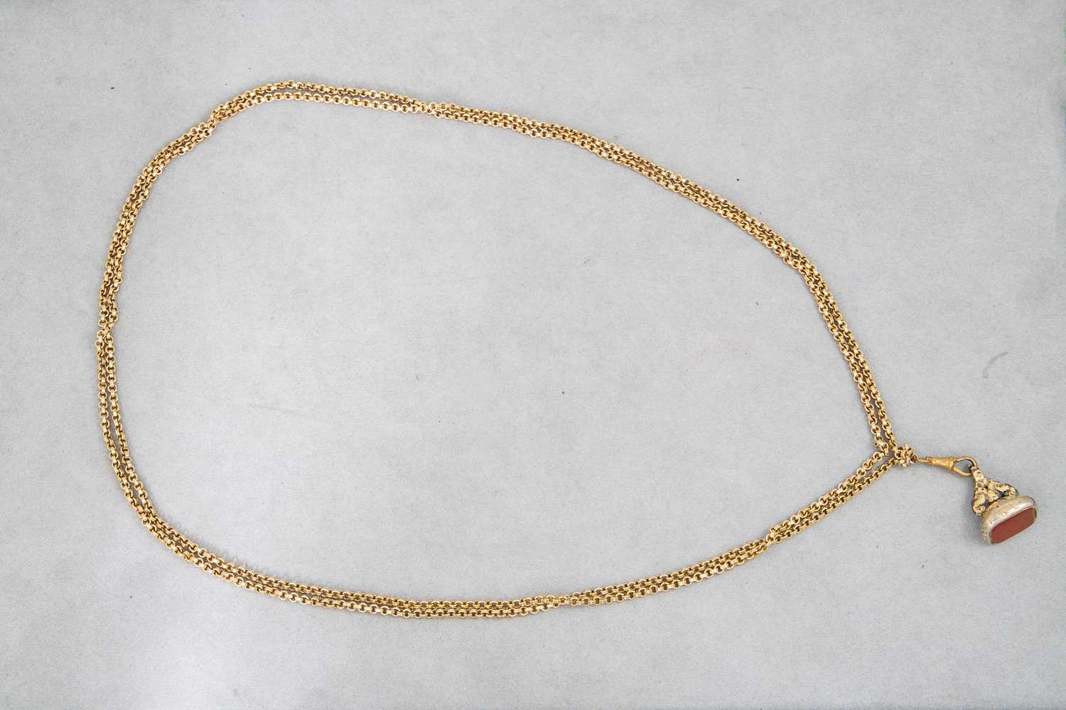 Lot 32 - AN ANTIQUE PINCHBECK SEAL PENDANT, set with...