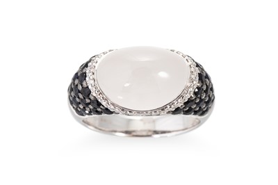 Lot 258 - A QUARTZ AND BLACK SAPPHIRE DRESS RING,...