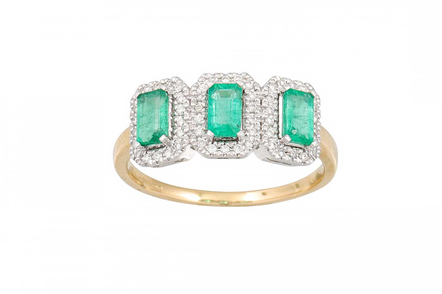 Lot 130 - A DIAMOND AND EMERALD TRIPLE CLUSTER RING, the...