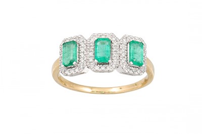 Lot 130 - A DIAMOND AND EMERALD TRIPLE CLUSTER RING, the...