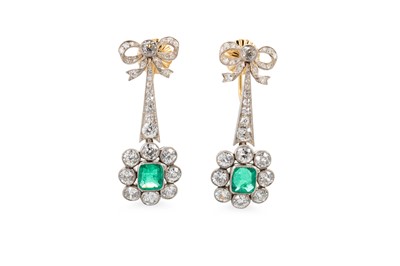 Lot 271 - A PAIR OF EMERALD AND DIAMOND DROP CLUSTER...