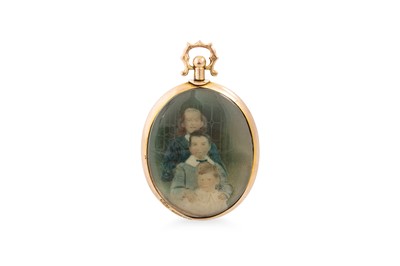 Lot 274 - AN ANTIQUE OVAL PENDANT, glazed compartment...