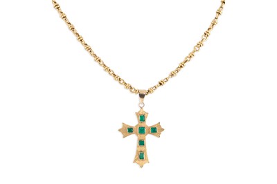 Lot 242 - AN EMERALD SET CROSS PENDANT, mounted in 18ct...