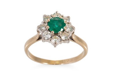 Lot 252 - AN EMERALD AND DIAMOND CLUSTER RING, mounted...
