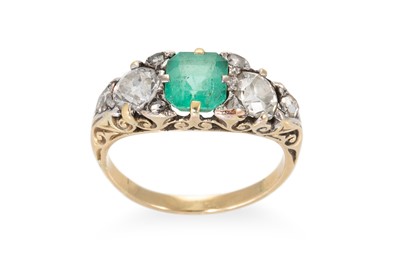 Lot 254 - AN EMERALD AND DIAMOND RING, the central trap...