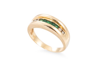 Lot 265 - A DIAMOND AND EMERALD RING, the channel set...