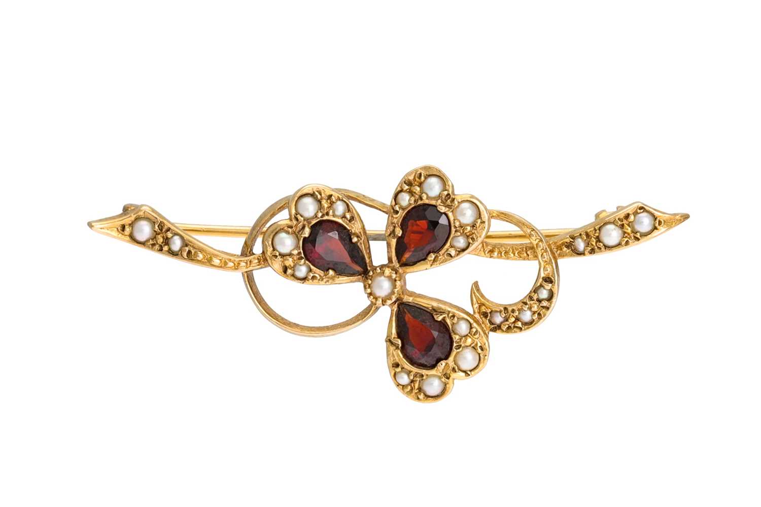 Lot 28 - A GARNET AND SEED PEARL CLUSTER BROOCH,...