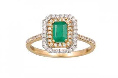 Lot 135 - AN EMERALD AND DIAMOND CLUSTER RING, the trap...
