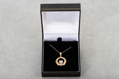 Lot 18 - A 9CT STONE SET CLADDAGH NECKLACE, to a 9ct...