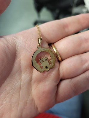 Lot 18 - A 9CT STONE SET CLADDAGH NECKLACE, to a 9ct...