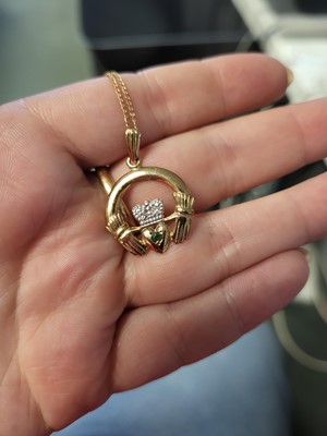 Lot 18 - A 9CT STONE SET CLADDAGH NECKLACE, to a 9ct...