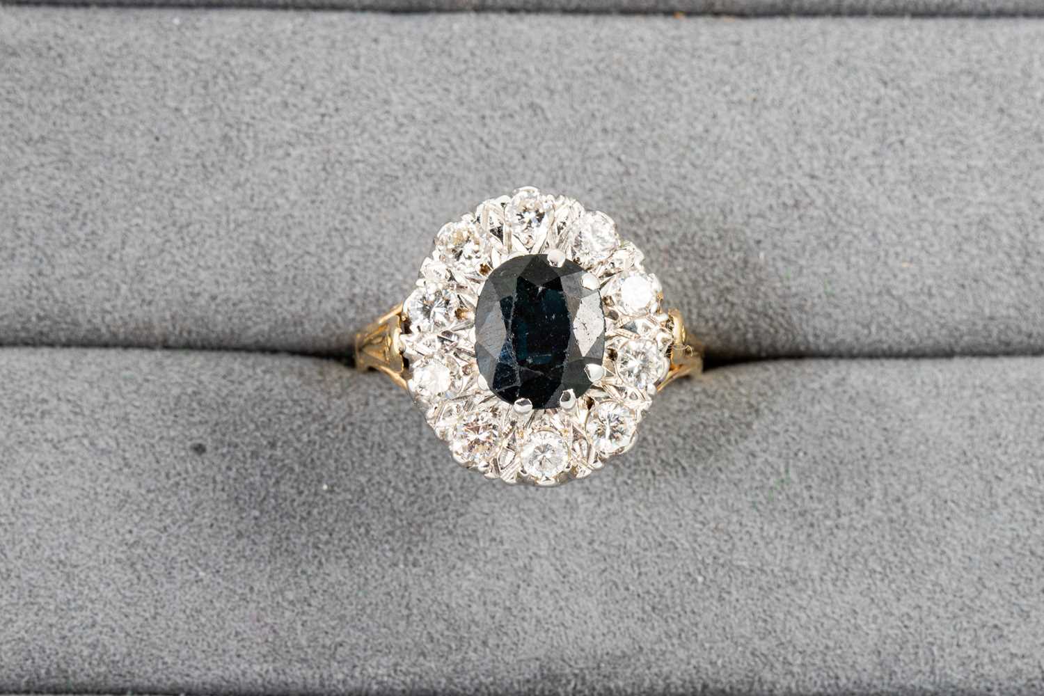 Lot 20 - A DIAMOND AND SAPPHIRE CLUSTER RING, the oval...