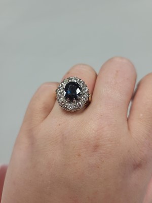 Lot 20 - A DIAMOND AND SAPPHIRE CLUSTER RING, the oval...