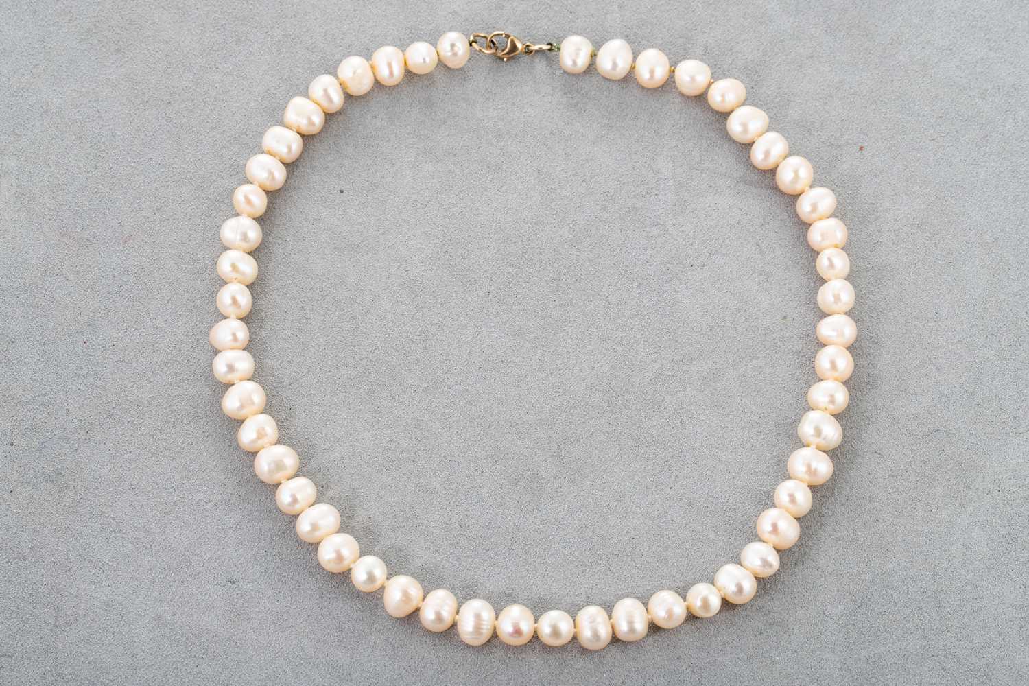 Lot 21 - A CULTURED PEARL NECKLACE, to a 9ct gold clap,...