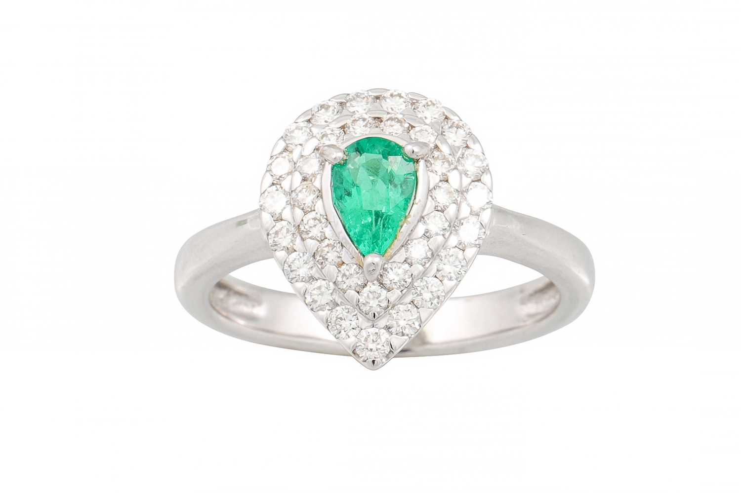 Lot 136 - A DIAMOND AND EMERALD CLUSTER RING, the pear...