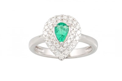 Lot 136 - A DIAMOND AND EMERALD CLUSTER RING, the pear...
