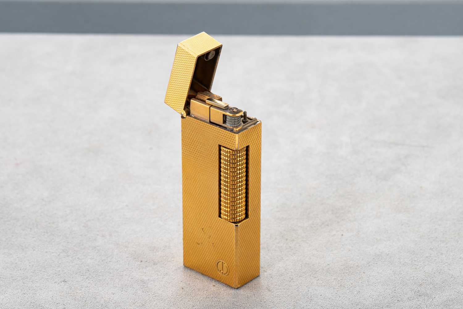 Lot 27 - A DUNHILL LIGHTER, engine turned decoration