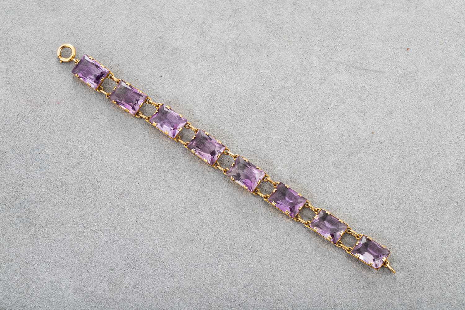 Lot 35 - AN ANTIQUE GOLD AMETHYST BRACELET, the...