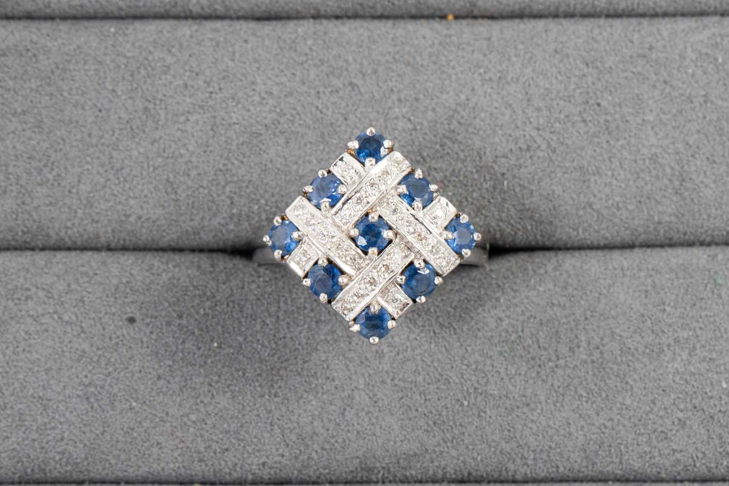 Lot 38 - A DIAMOND AND SAPPHIRE RING, the circular...