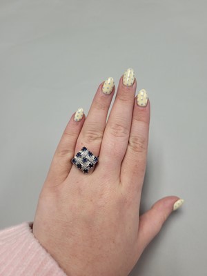 Lot 38 - A DIAMOND AND SAPPHIRE RING, the circular...