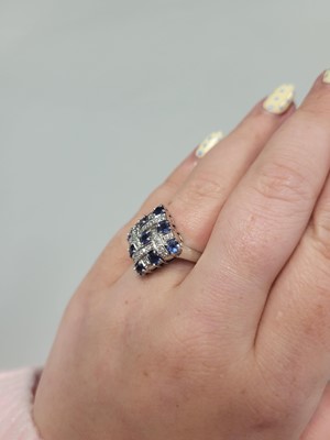 Lot 38 - A DIAMOND AND SAPPHIRE RING, the circular...