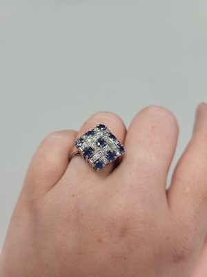 Lot 38 - A DIAMOND AND SAPPHIRE RING, the circular...