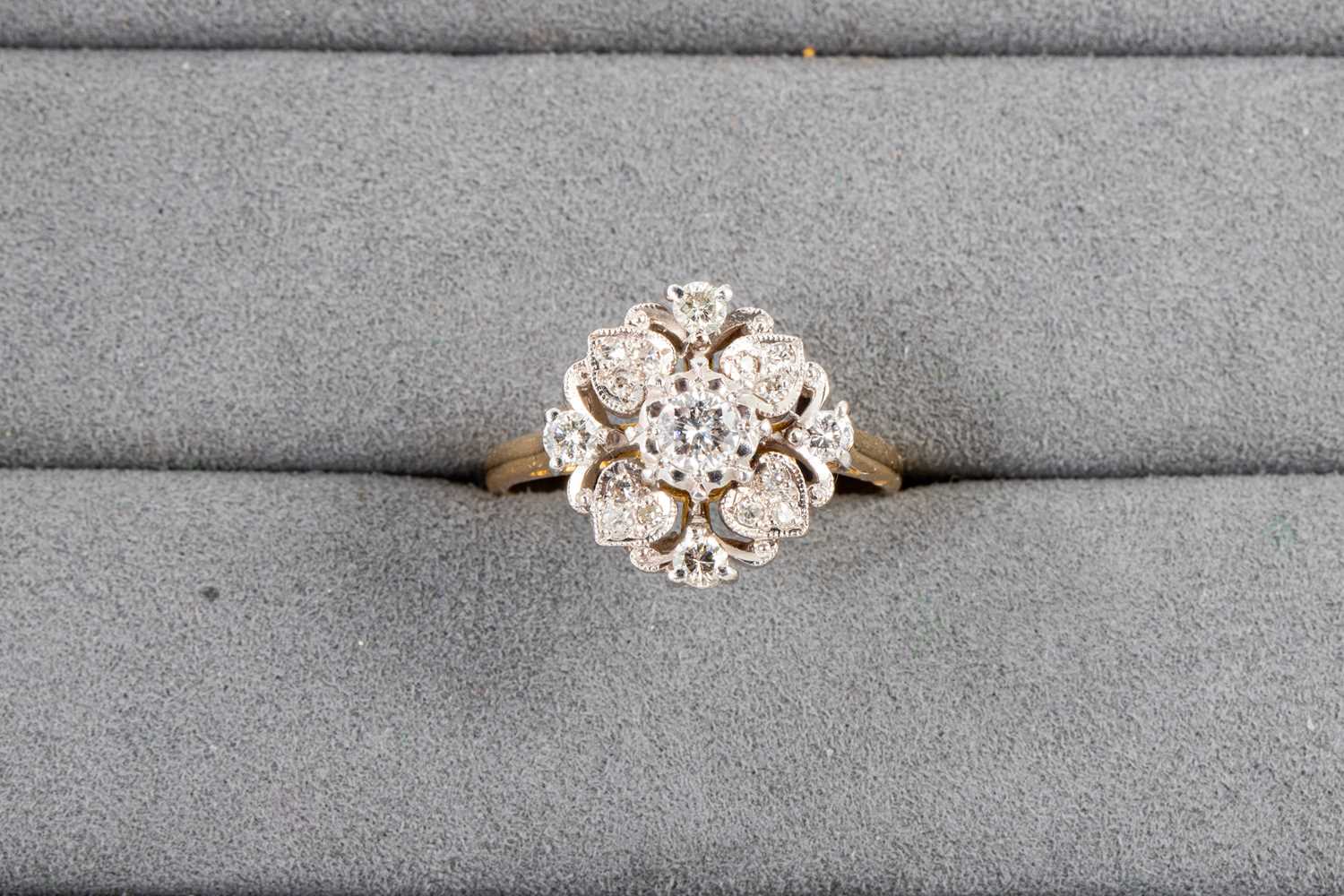 Lot 39 - A DIAMOND CLUSTER RING, mounted in 18ct yellow...