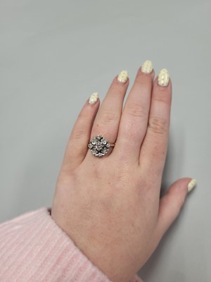 Lot 39 - A DIAMOND CLUSTER RING, mounted in 18ct yellow...