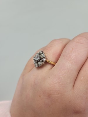 Lot 39 - A DIAMOND CLUSTER RING, mounted in 18ct yellow...