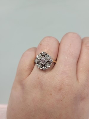 Lot 39 - A DIAMOND CLUSTER RING, mounted in 18ct yellow...