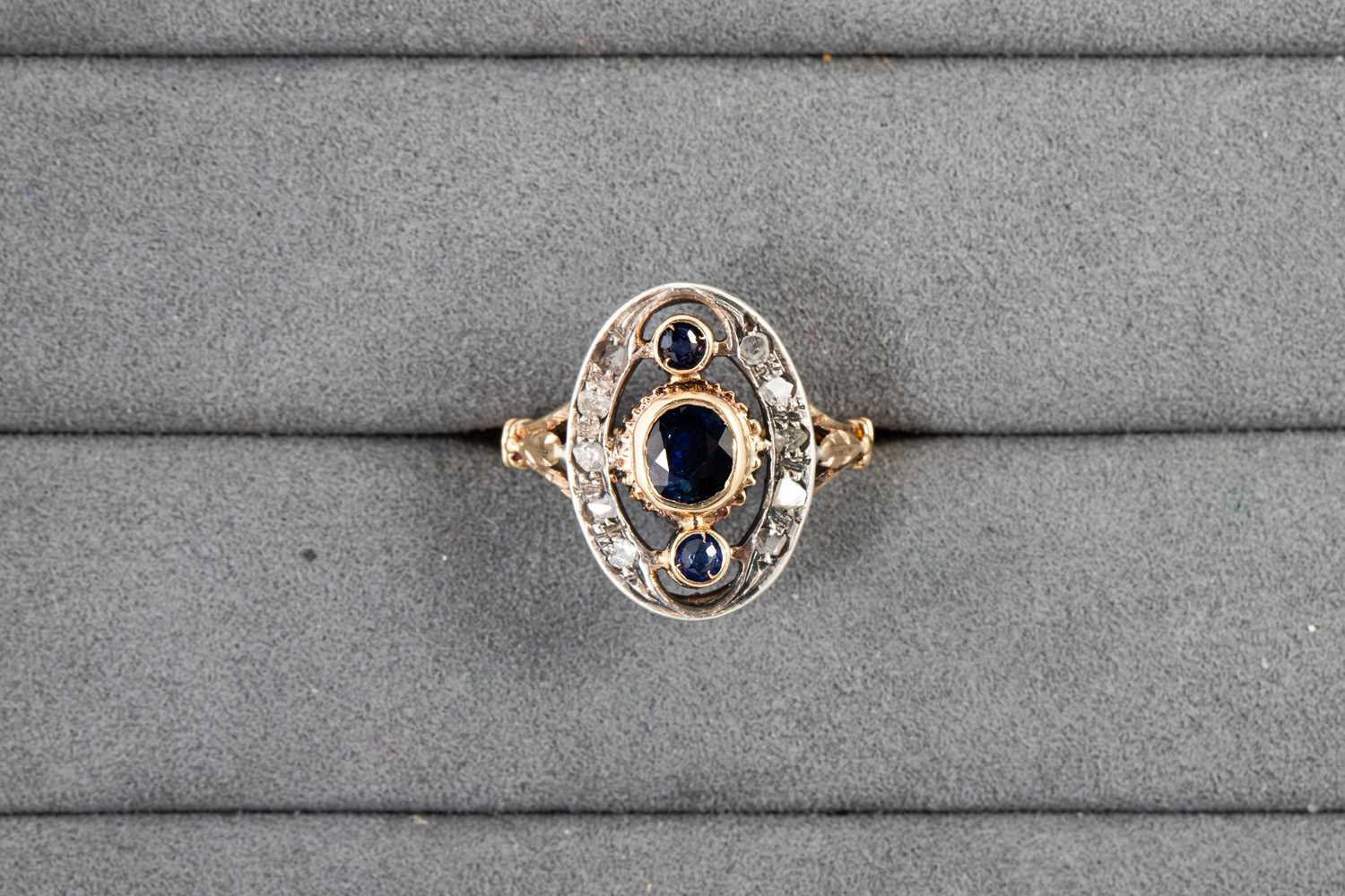 Lot 66 - AN ANTIQUE DIAMOND AND SAPPHIRE RING, the...