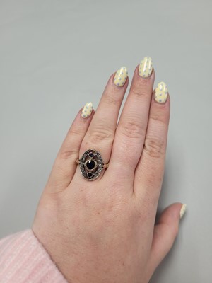 Lot 66 - AN ANTIQUE DIAMOND AND SAPPHIRE RING, the...